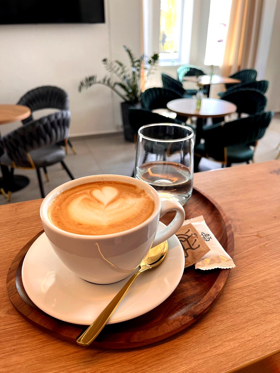 Café latte s mliečnou penou v kaviarni Dobrá Vila