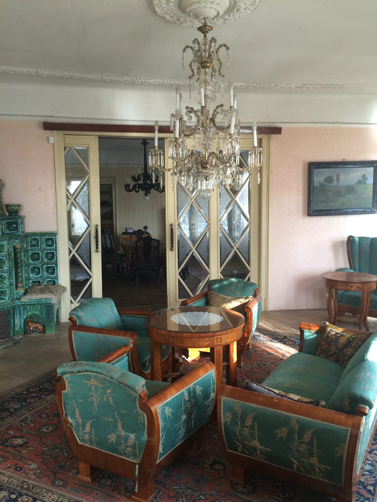Pôvodný salón vily s kachľovou pecou a nábytkom art deco