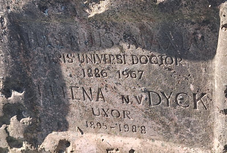 Inscription on the gravestone of Eugen Maxim and Helena v. Dyck