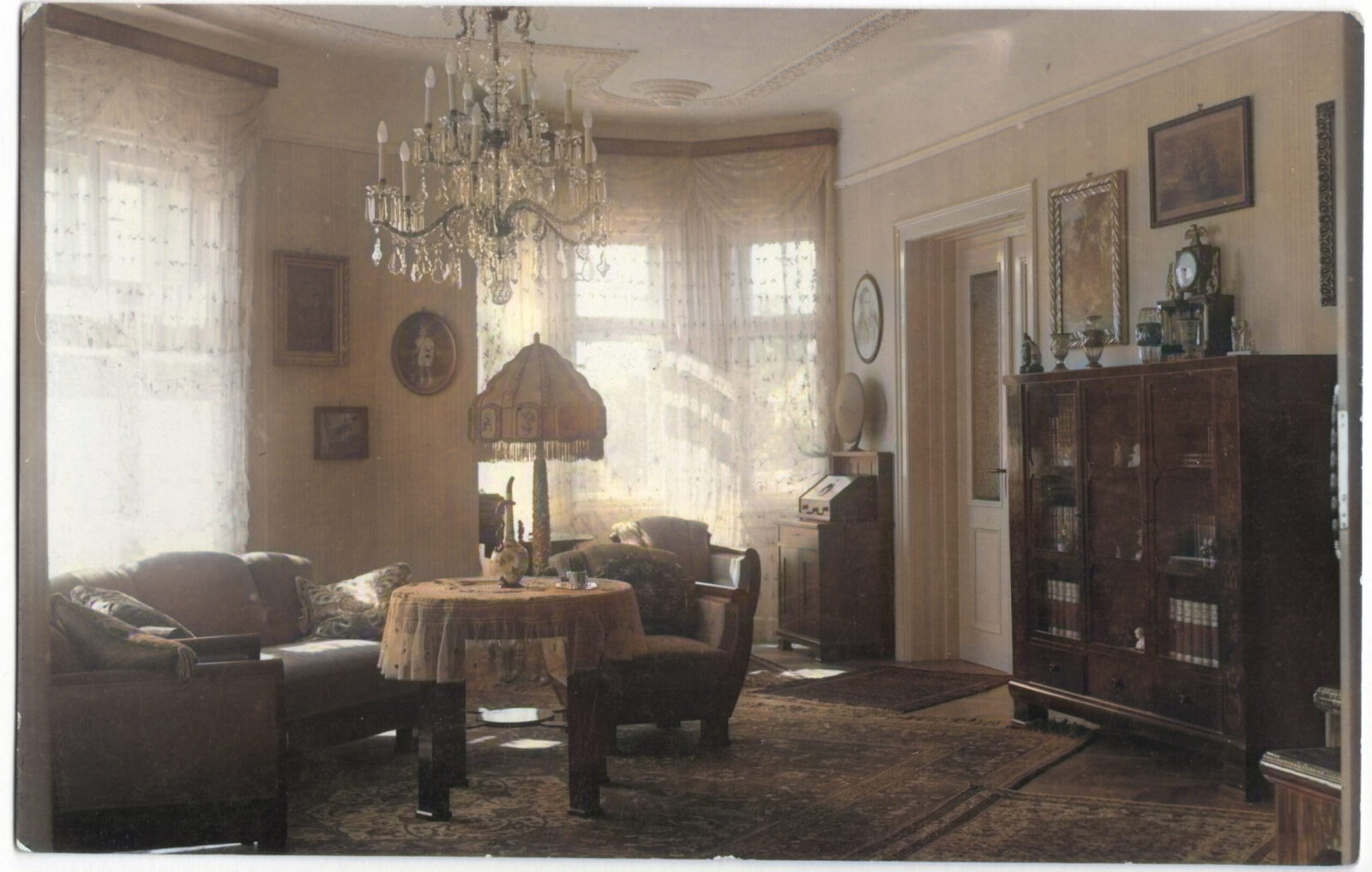 Salón vily, 1930 – 1940